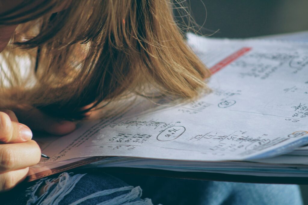 Une élève se penche sur un exercice de maths.