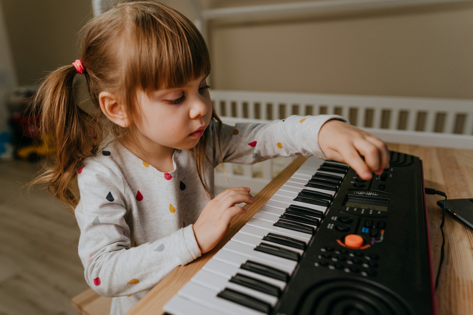 Une enfant découvre le clavier de piano.