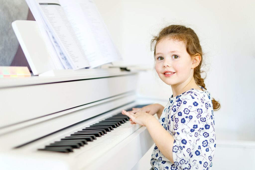 Une enfant révise ses cours de musique avec une partition.