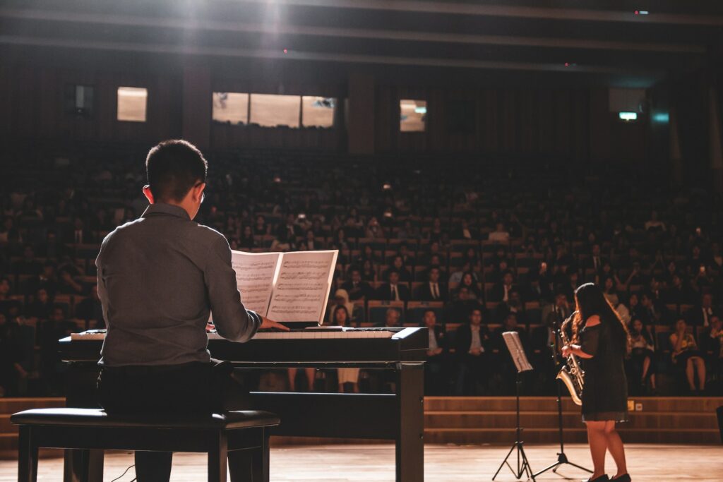 Un pianiste joue sa partition lors d'un spectacle sur scène.