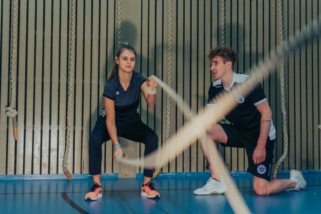 Un homme et une femme font de l'exercice physique dans une salle de sport.