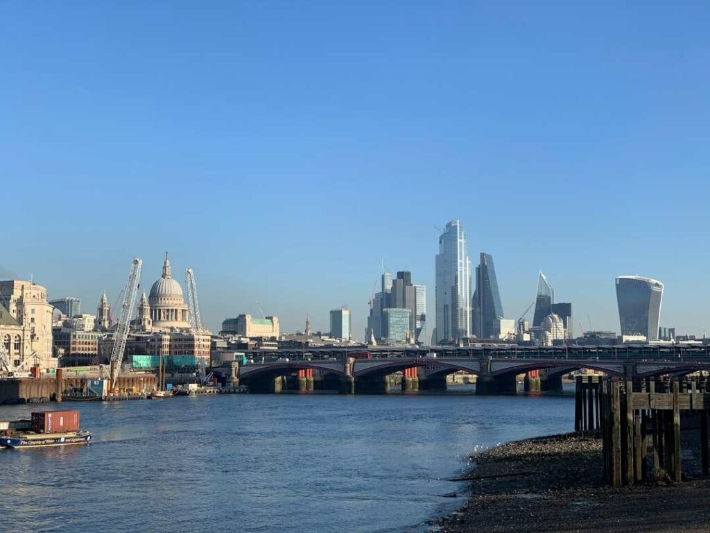 Vue du quartier des affaires londonien, un jour de beau temps.