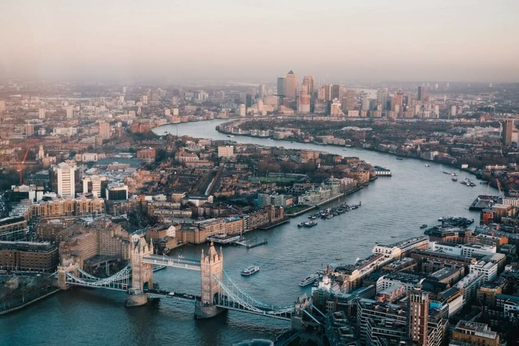 Vue aérienne de la capitale britannique avec la Tamise et les ponts.