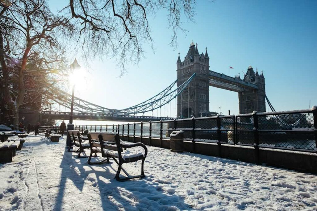 Vue du célèbre pont de la capitale anglaise en hiver.