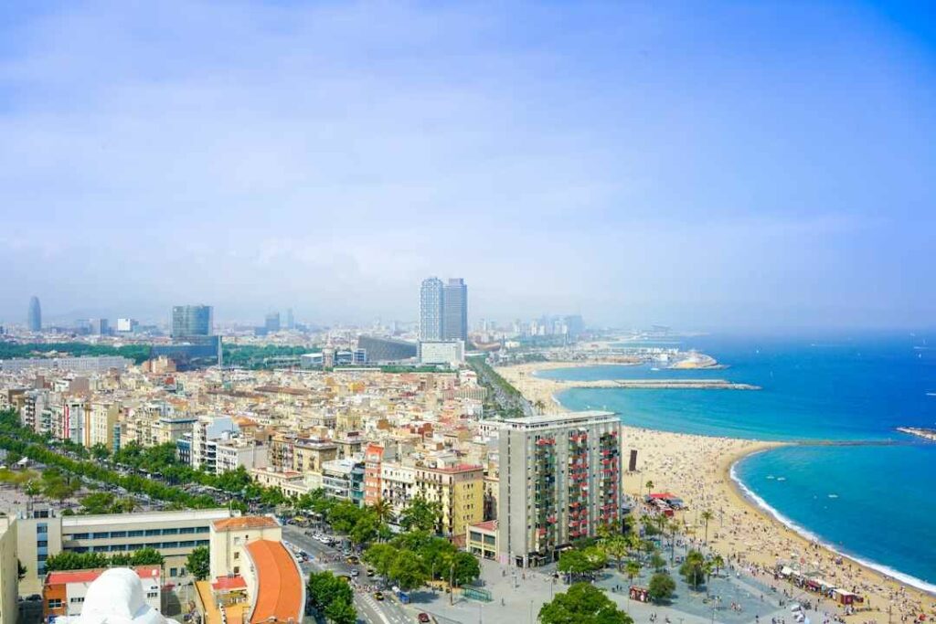 Vue de l'agglomération barcelonaise, avec la mer à l'est et la capitale catalane à l'ouest.