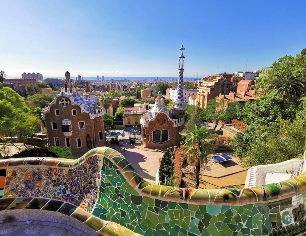 Vue sur l'architecture colorée du Parc Guell, célèbre attraction barcelonaise.