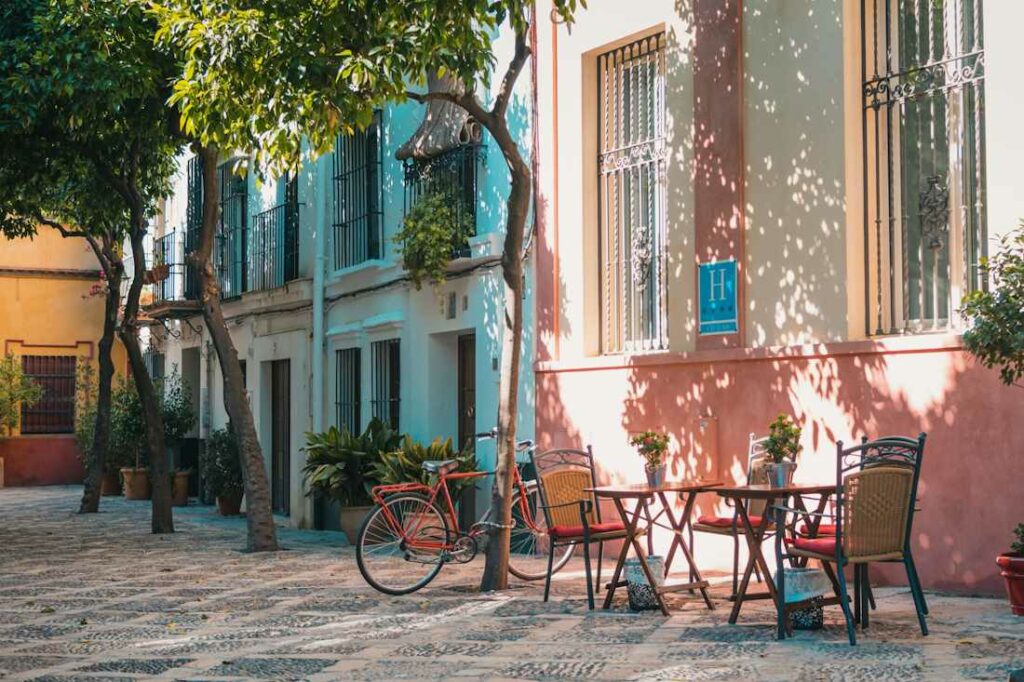 Vue sur des façades colorées et des vélos, dans une ville du sud.