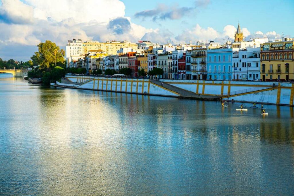 Vue depuis le fleuve Guadalquivir, sur le district sévillan de Triana.