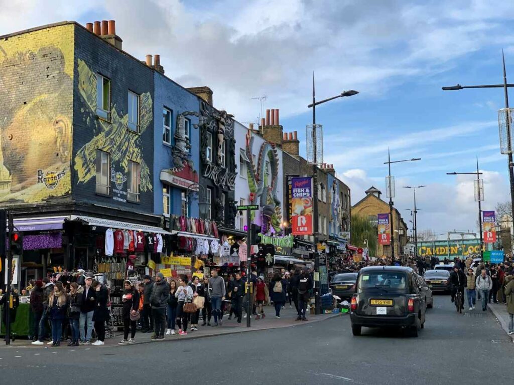 Vue depuis un district animé de la capitale britannique.