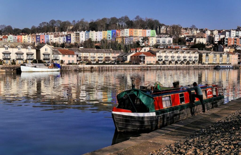 Vue sur les célèbres maisons colorées de la ville de Bristol.