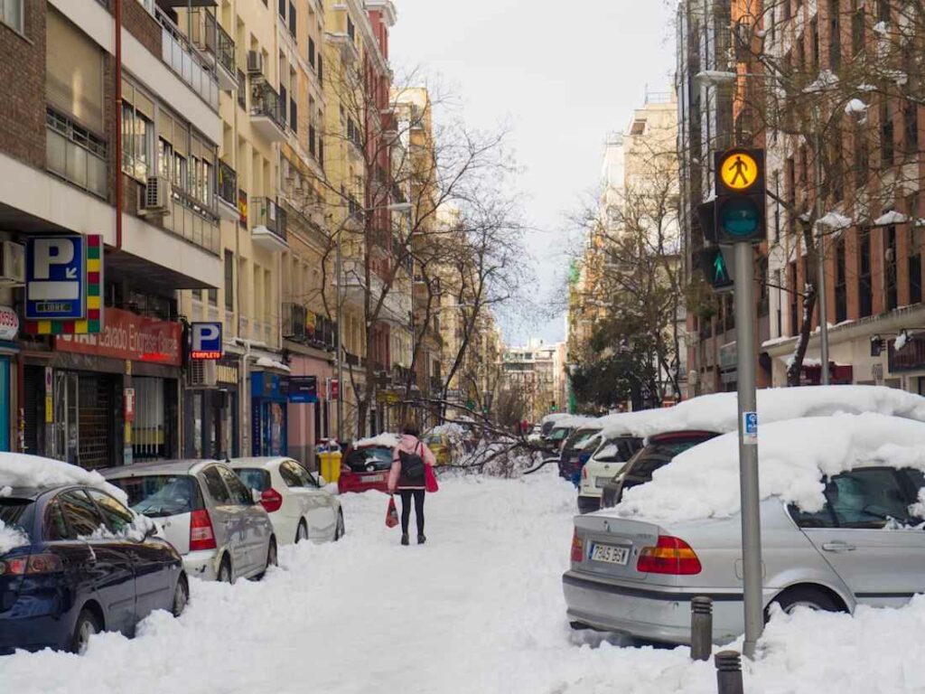 Un boulevard dans une ville espagnole envahi par la neige.