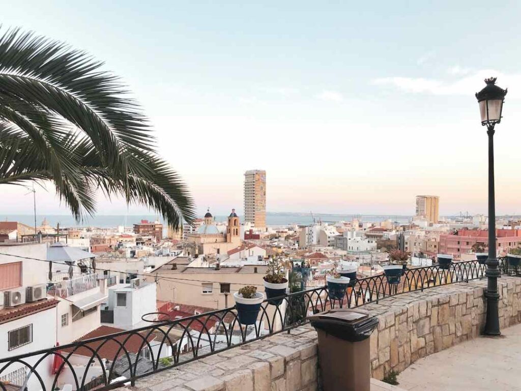 Les toits de la ville d'Alicante avec la mer au second plan.