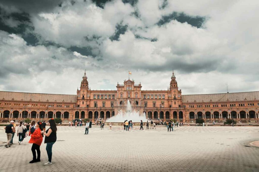 Vue sur la Plaza de España à Séville avec une météo mitigée.