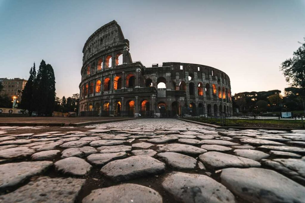 Vue d'un célèbre bâtiment à Rome, aux ruines bien conservées.