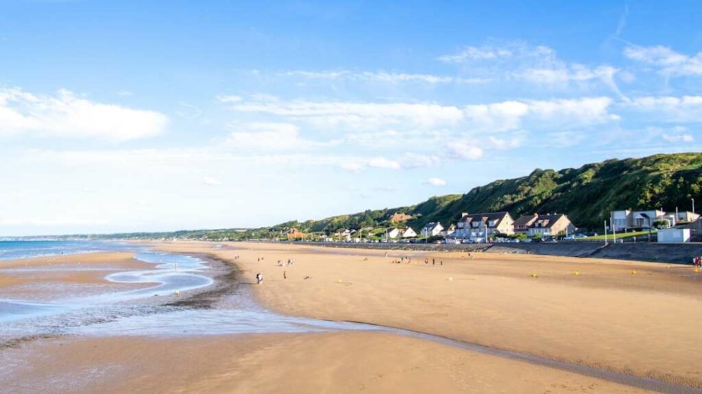 Une vaste étendue du littoral avec de fortes marées, en Normandie.