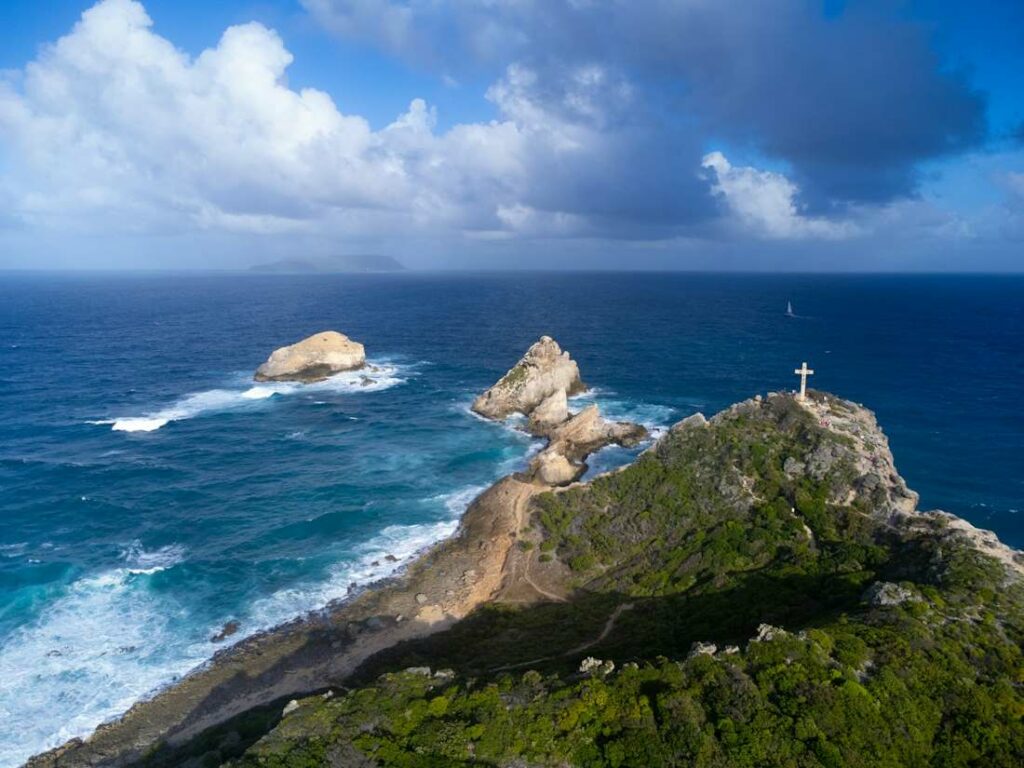 Vue d'une mer agitée en haut d'une colline.