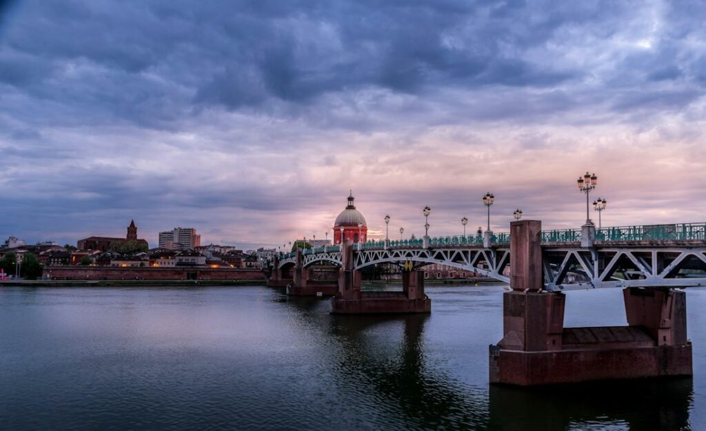 Vue sur l'Hospice de la Grave et le pont Saint-Pierre depuis la place Saint-Pierre, à Toulouse.