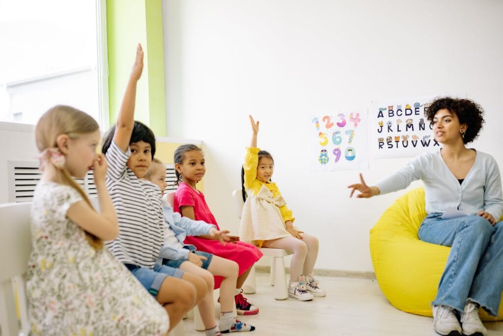 Un groupe d'élèves avec leur professeure des écoles en cours de français.