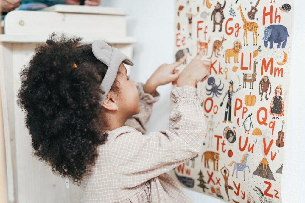 Une élève associe des animaux à une lettre de l'alphabet.