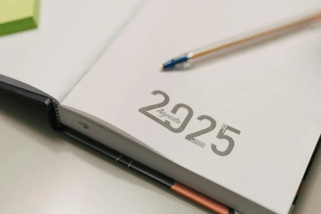 Un crayon posé sur un planning de l'année 2025.