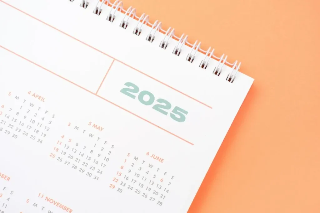 Un agenda de l'année 2025 sur un fond orange.
