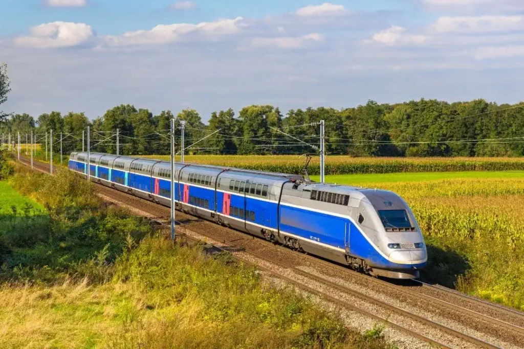 Un train de grande vitesse en route entre les cultures.