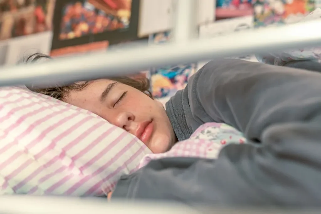 Un jeune adolescent photographié en train de dormir.