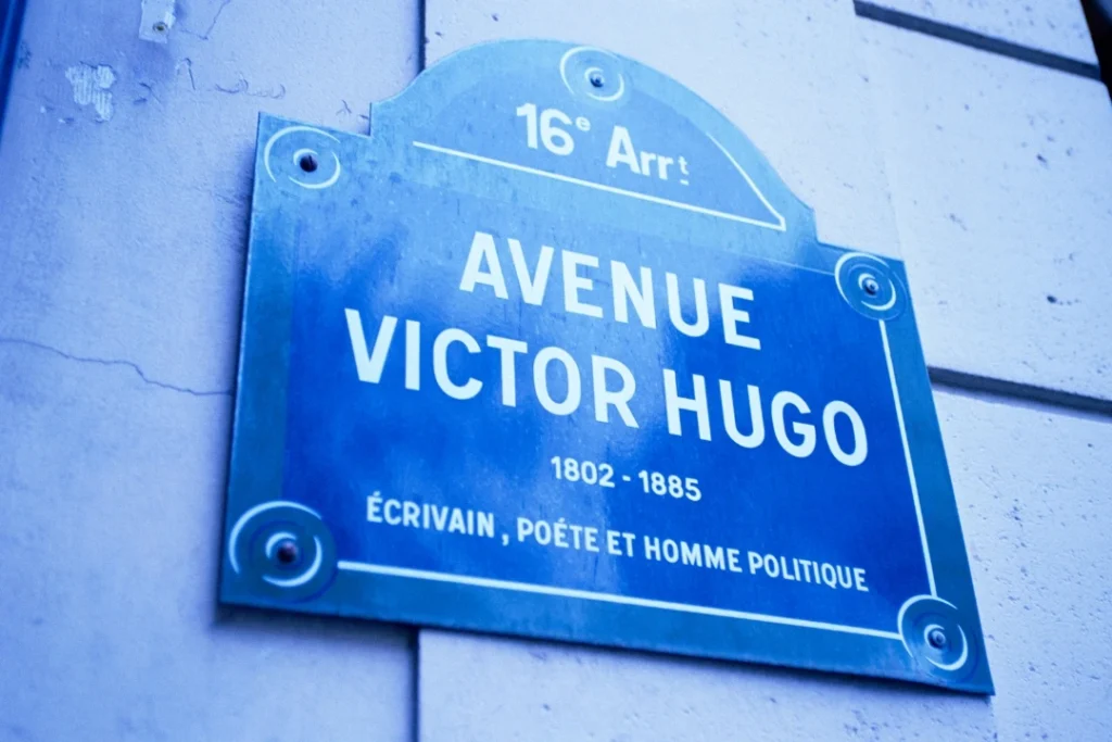 Plaque de rue de Paris portant le nom de Victor Hugo.