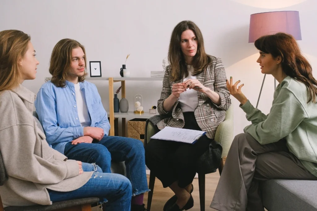 Réunion de travail entre 4 personnes.