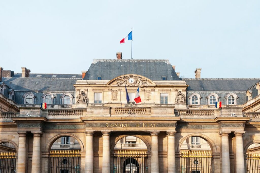 Vue du perron du Conseil d'Etat, à Paris.