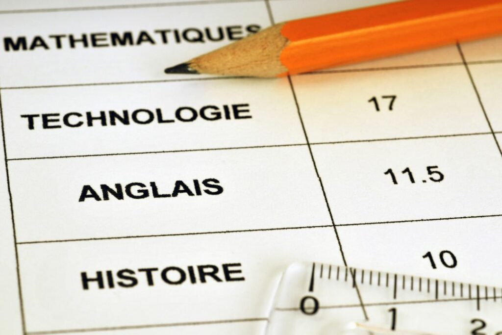 Un relevé de notes avec de bonnes notes dans les matières scolaires les plus importantes.