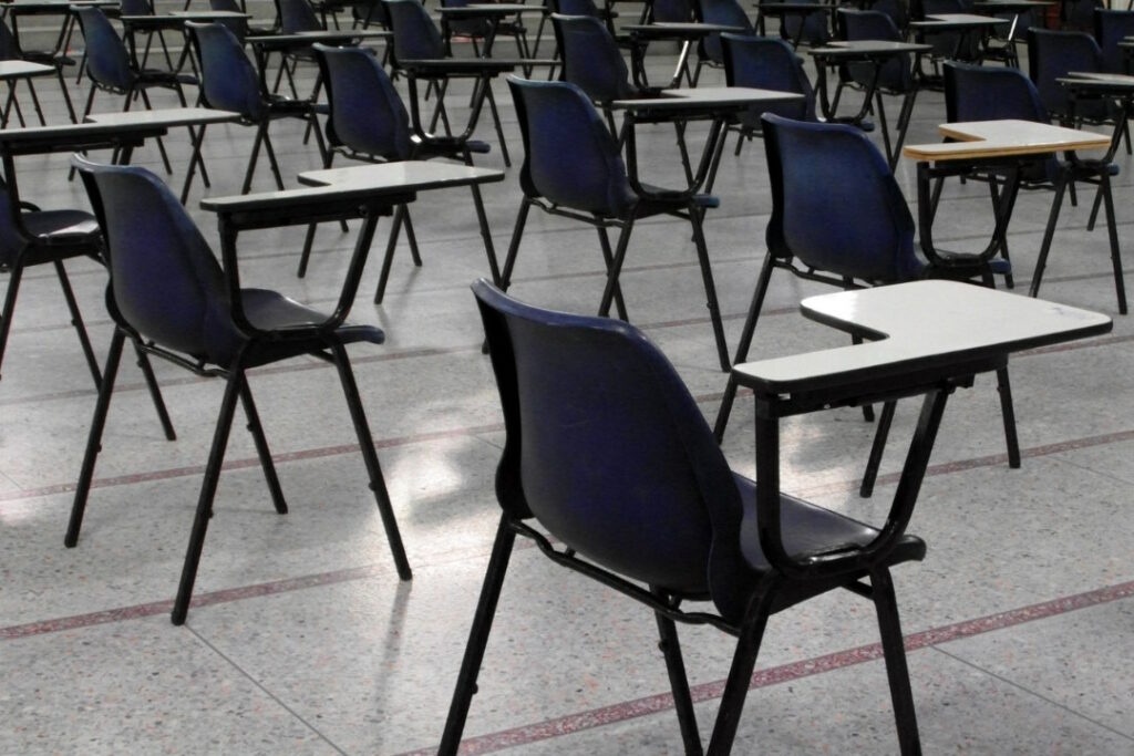 Du mobilier scolaire dans une salle d'examen.
