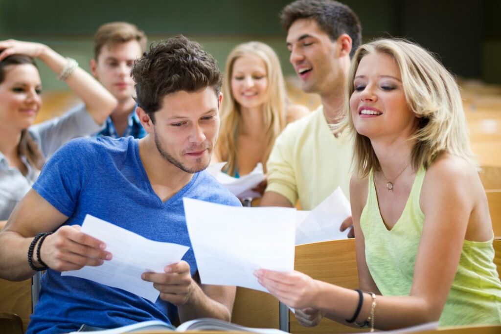 Des étudiants enthousiastes comparent leurs notes.