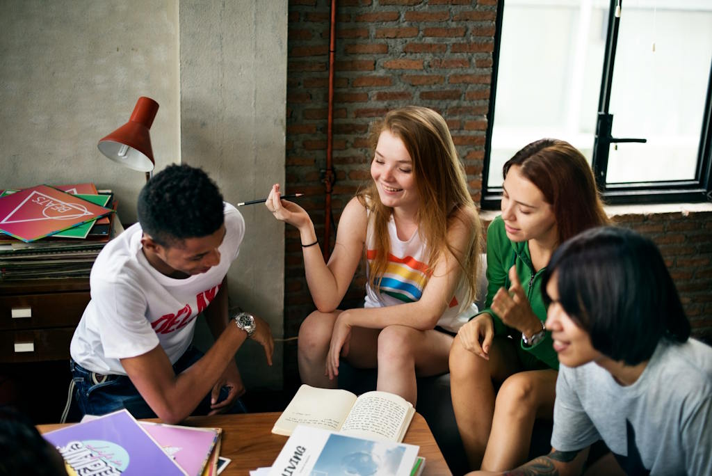 Des adolescents travaillent en groupe autour d'une table.