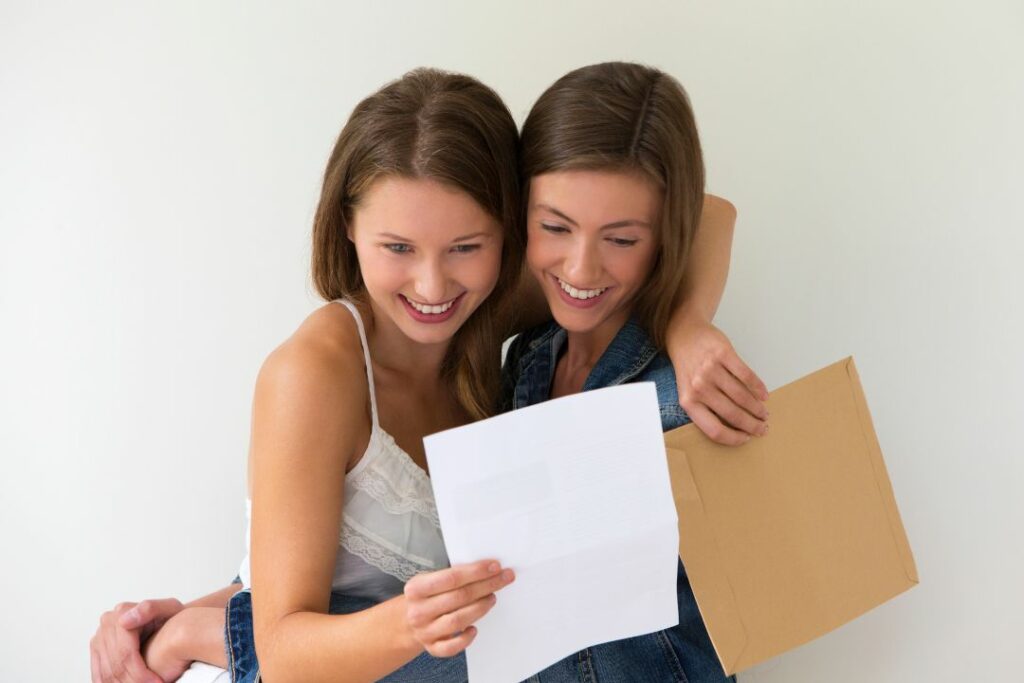 Une maman et sa fille semblent heureuses en lisant le contenu d'une feuille de papier.