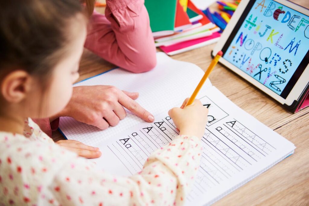 Une fillette qui apprend à écrire.