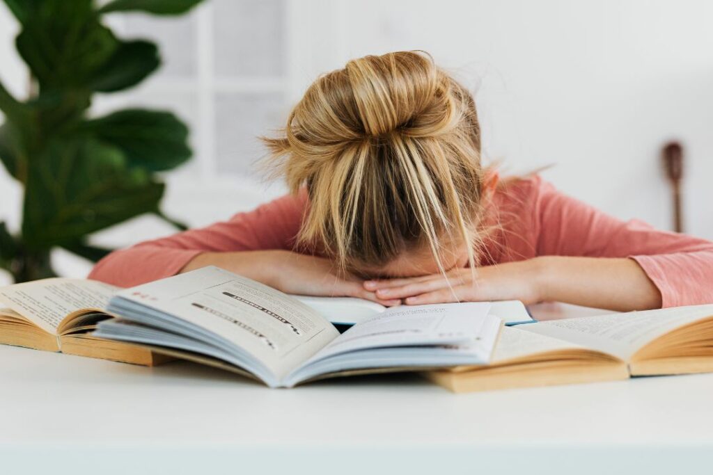 Une jeune fille qui n'arrive pas à apprendre ses leçons.