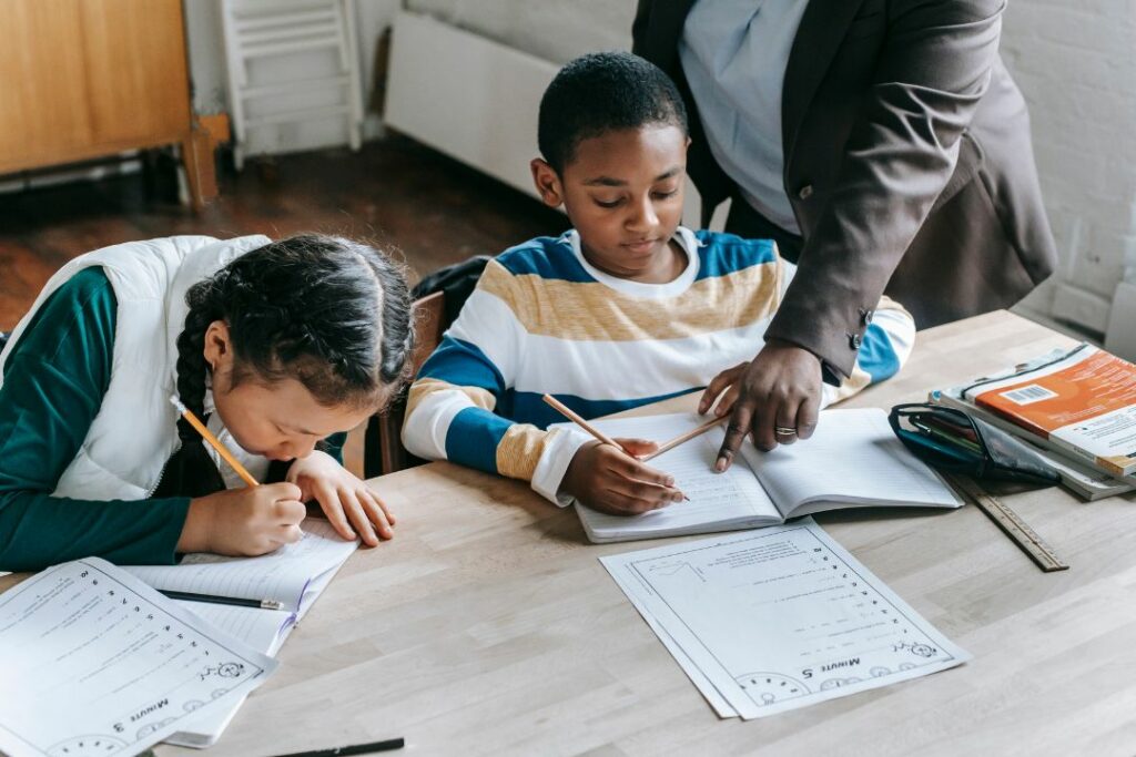 Une leçon d'anglais dans une classe de primaire.