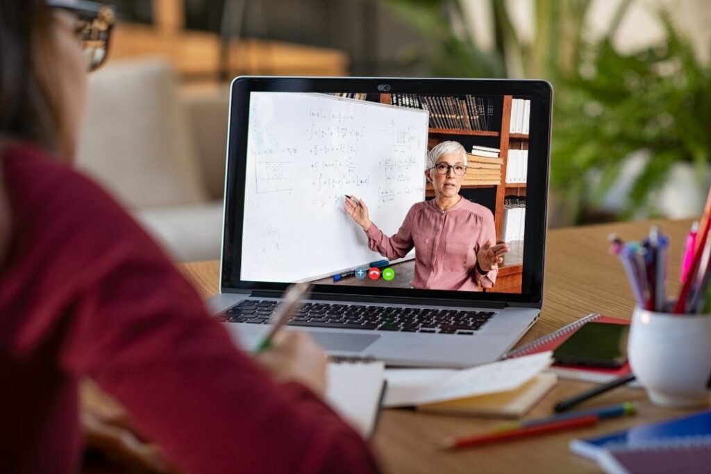 Une élève est en train de suivre une leçon de mathématiques à distance.