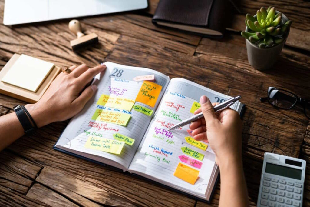 Quelqu'un est en train de remplir son planning.