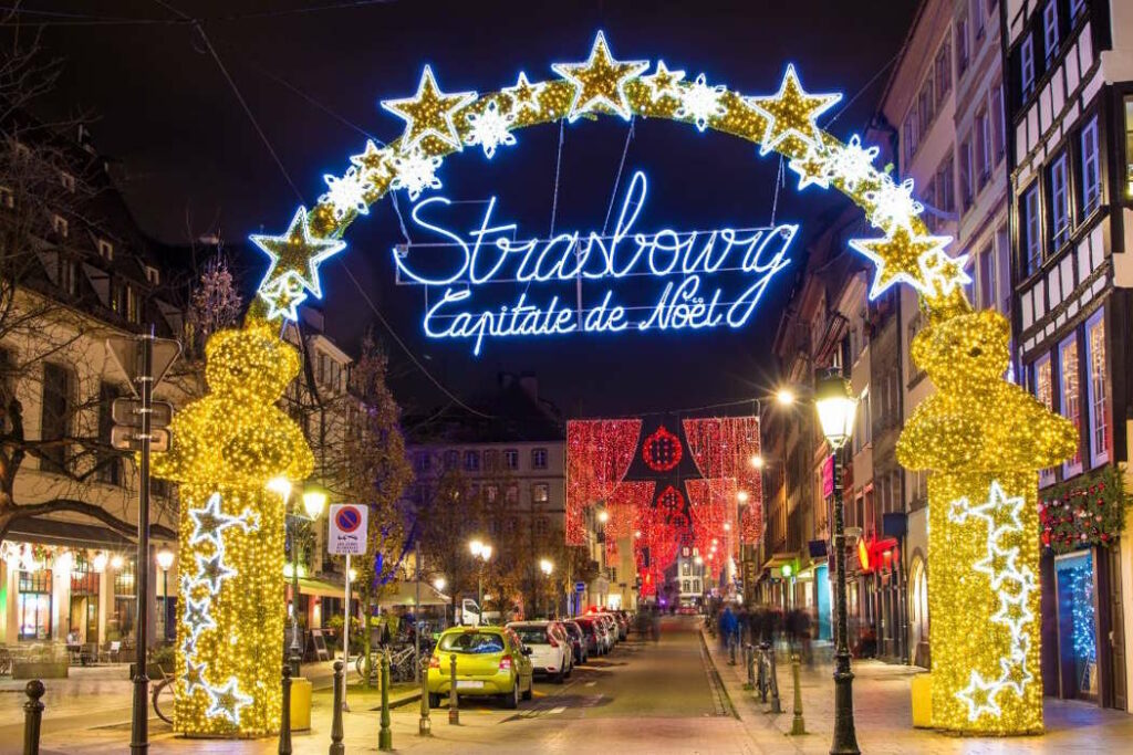 Vue sur l'entrée du marché de Noël, à Strasbourg.