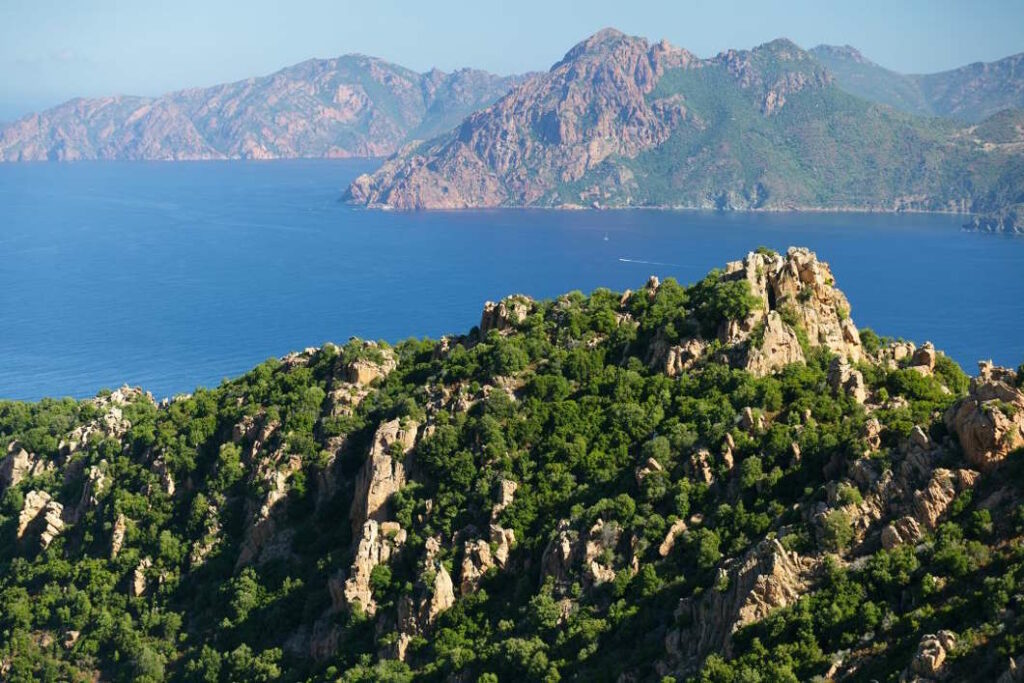 Les massifs autour de Porto et des calanches de Piana, en Corse.