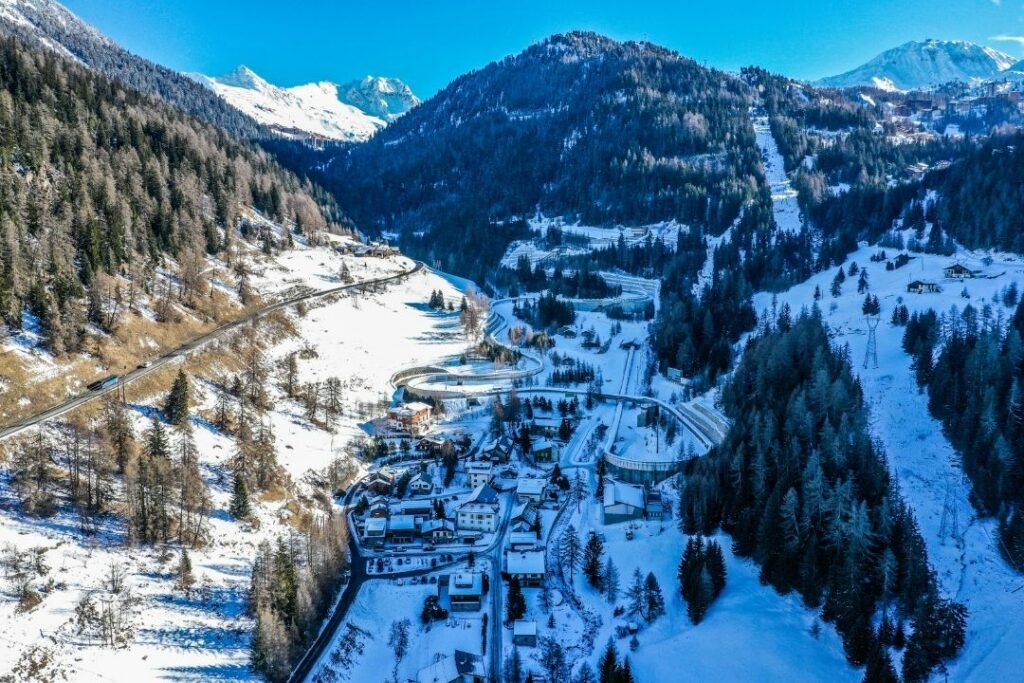 Un paysage enneigé à la fin de la saison hivernale, station de sports de glisse.