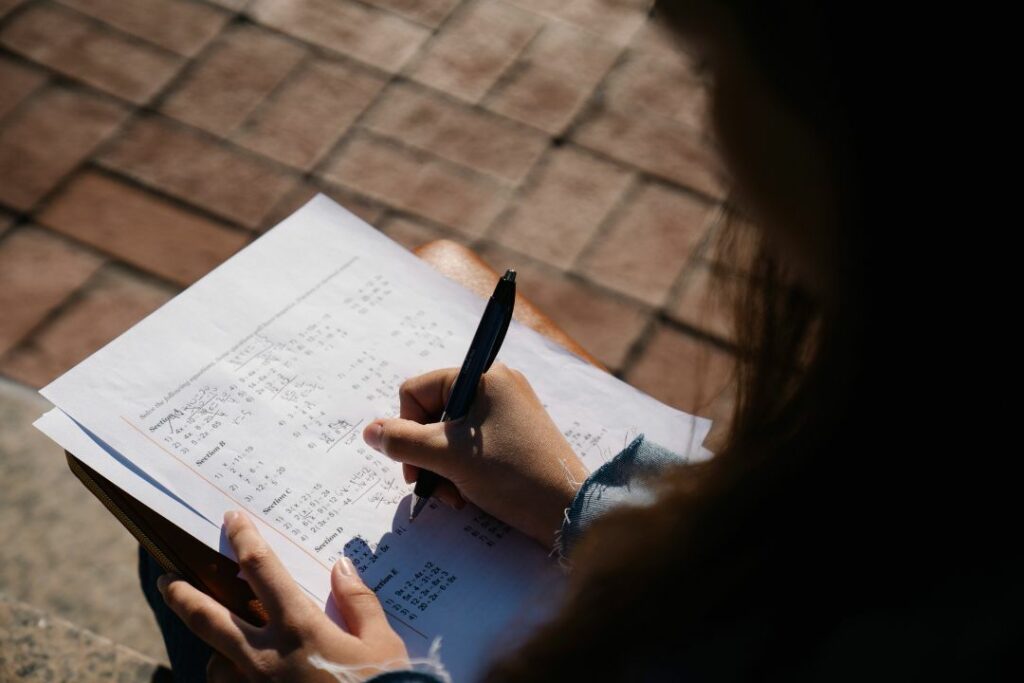 Une jeune femme est en train de faire un exercice de maths !