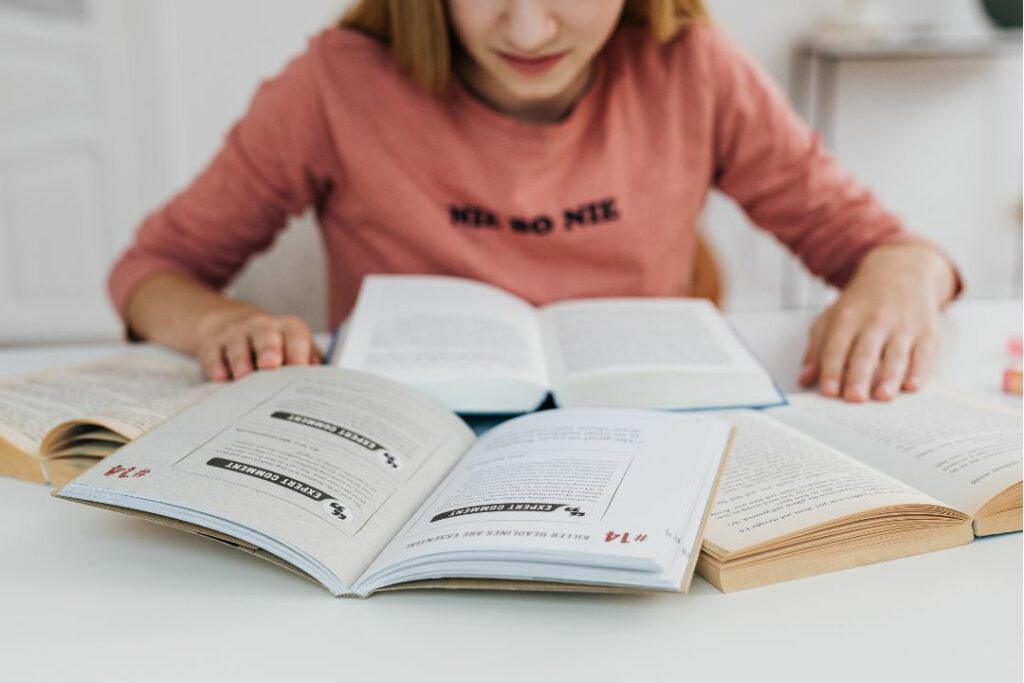 Une jeune élève est en train de réviser ses cours.