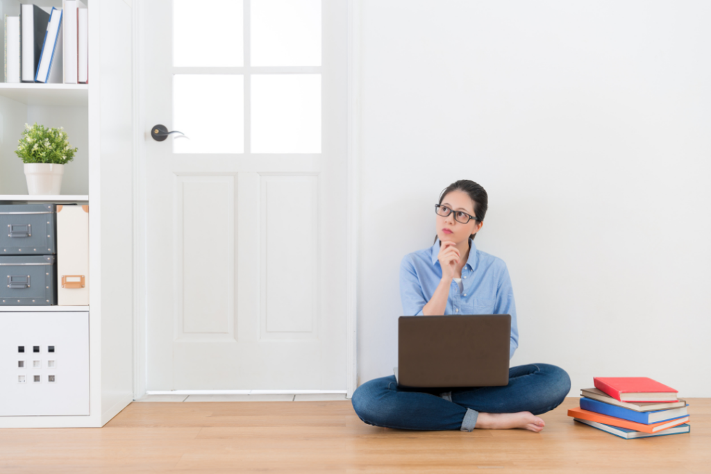 Une étudiante en train de travailler sur son ordinateur.