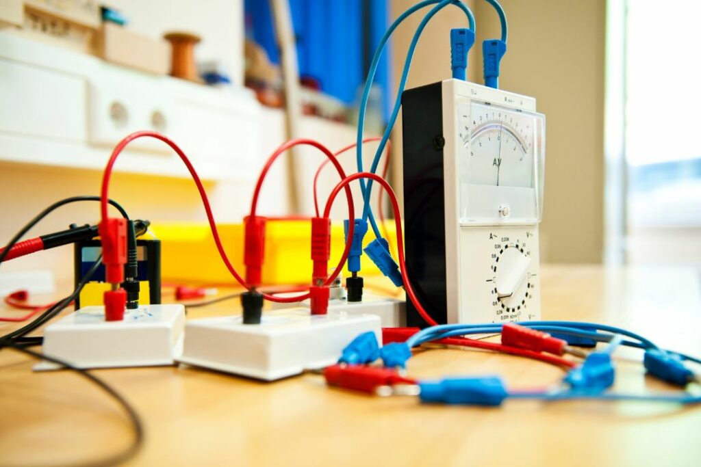 Montage électrique avec multimètre et câbles de mesure pour un TP de physique chimie au lycée.