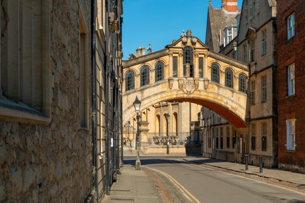 Le célèbre pont des Soupirs à Oxford, architecture emblématique des villes d'Angleterre.