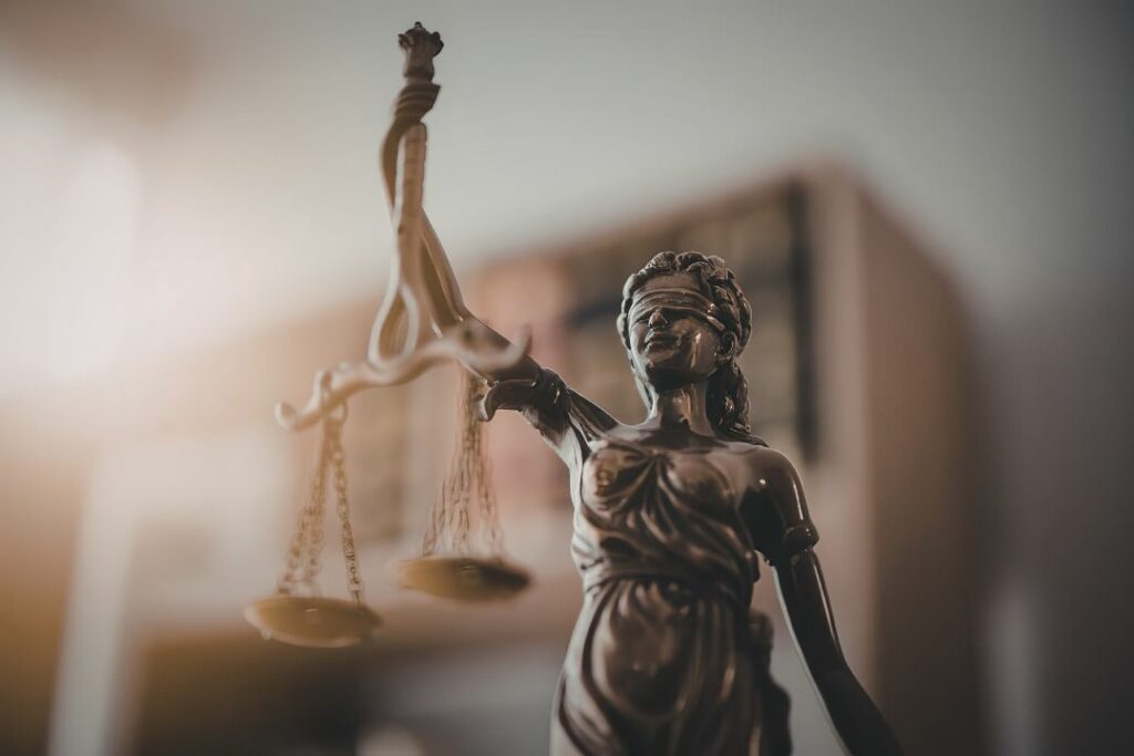 Statue de Thémis aux yeux bandés tenant la balance de la justice, notion centrale du programme de philosophie.