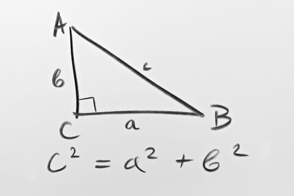 Schéma d'un triangle rectangle ABC avec la formule du théorème de Pythagore c² = a² + b².